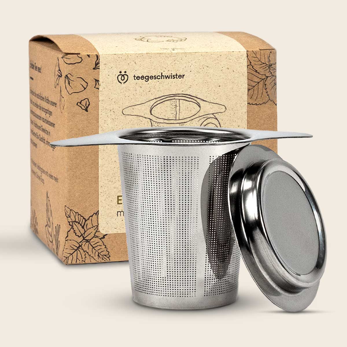Teesieb aus Edelstahl mit Deckel vor nachhaltiger Kartonverpackung