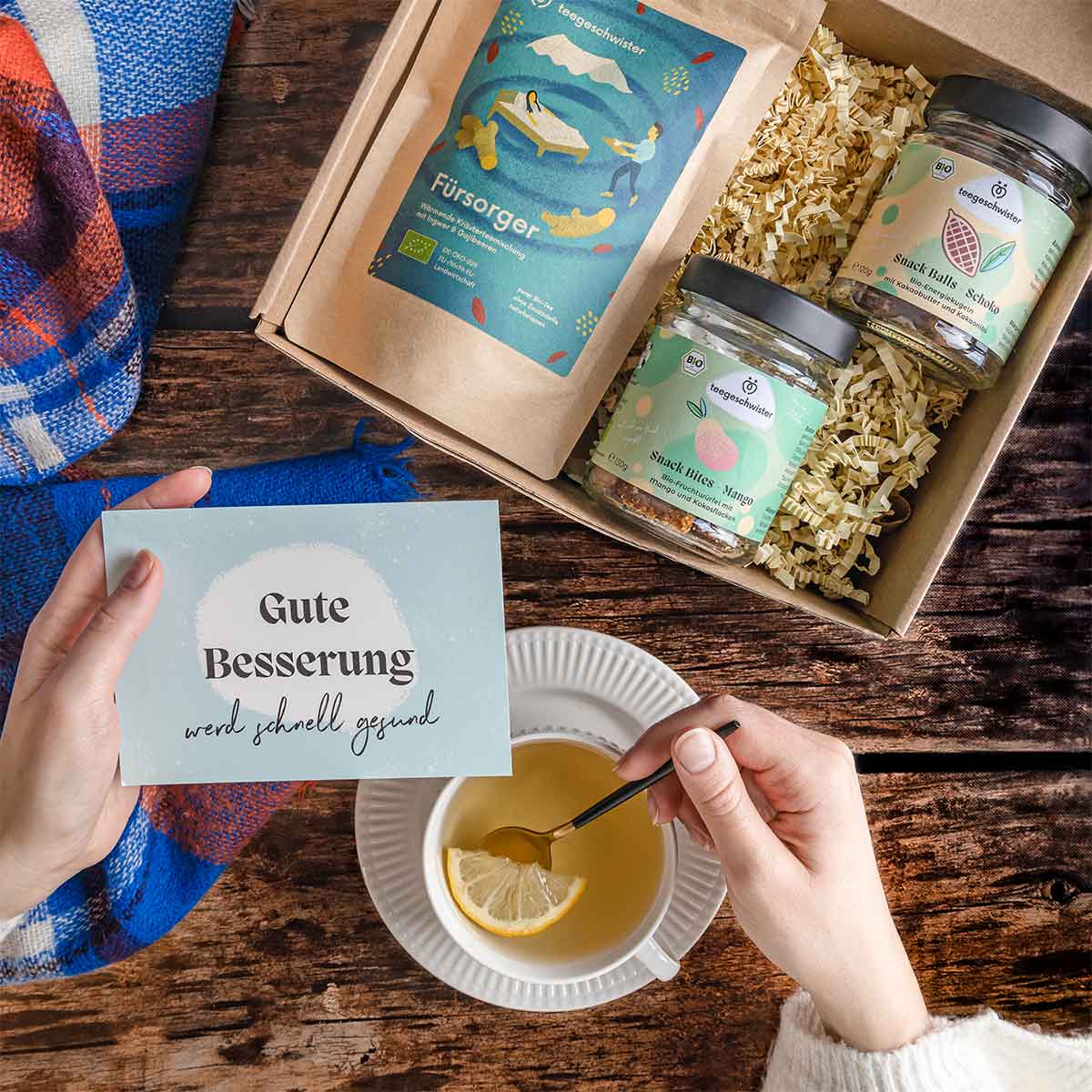 Dieses Bild zeigt die offene Gute Besserung Geschenk Box mit Grußkarte für Genesungswünsche.