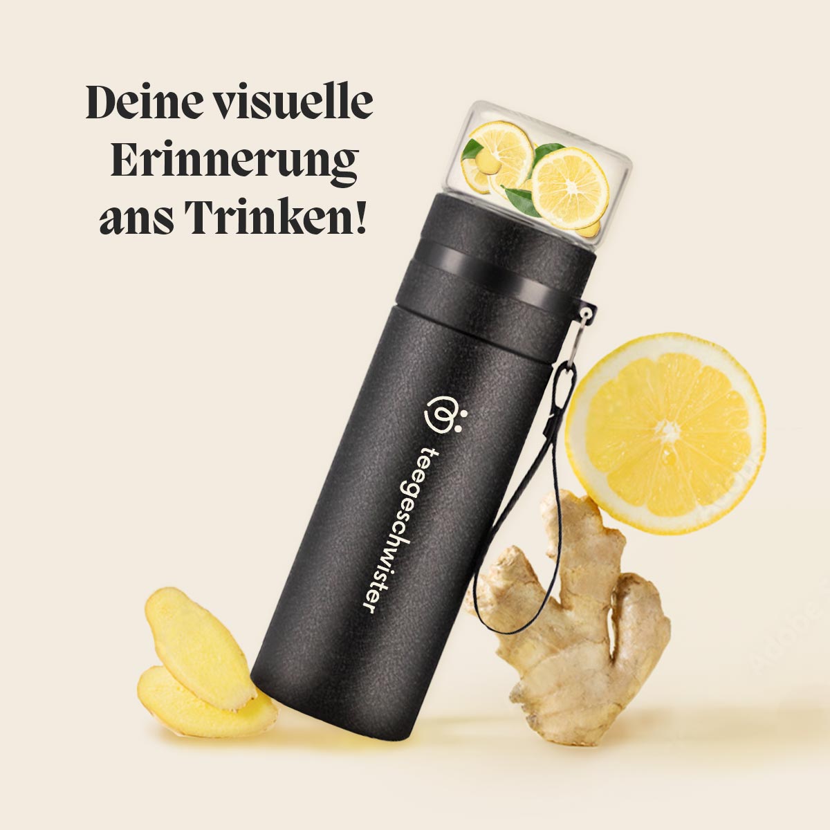 Auf diesem Bild sieht man die Teeflasche mit Sieb mit Ingwer und Zitrone zur Zubereitung von Kaltgetränken.