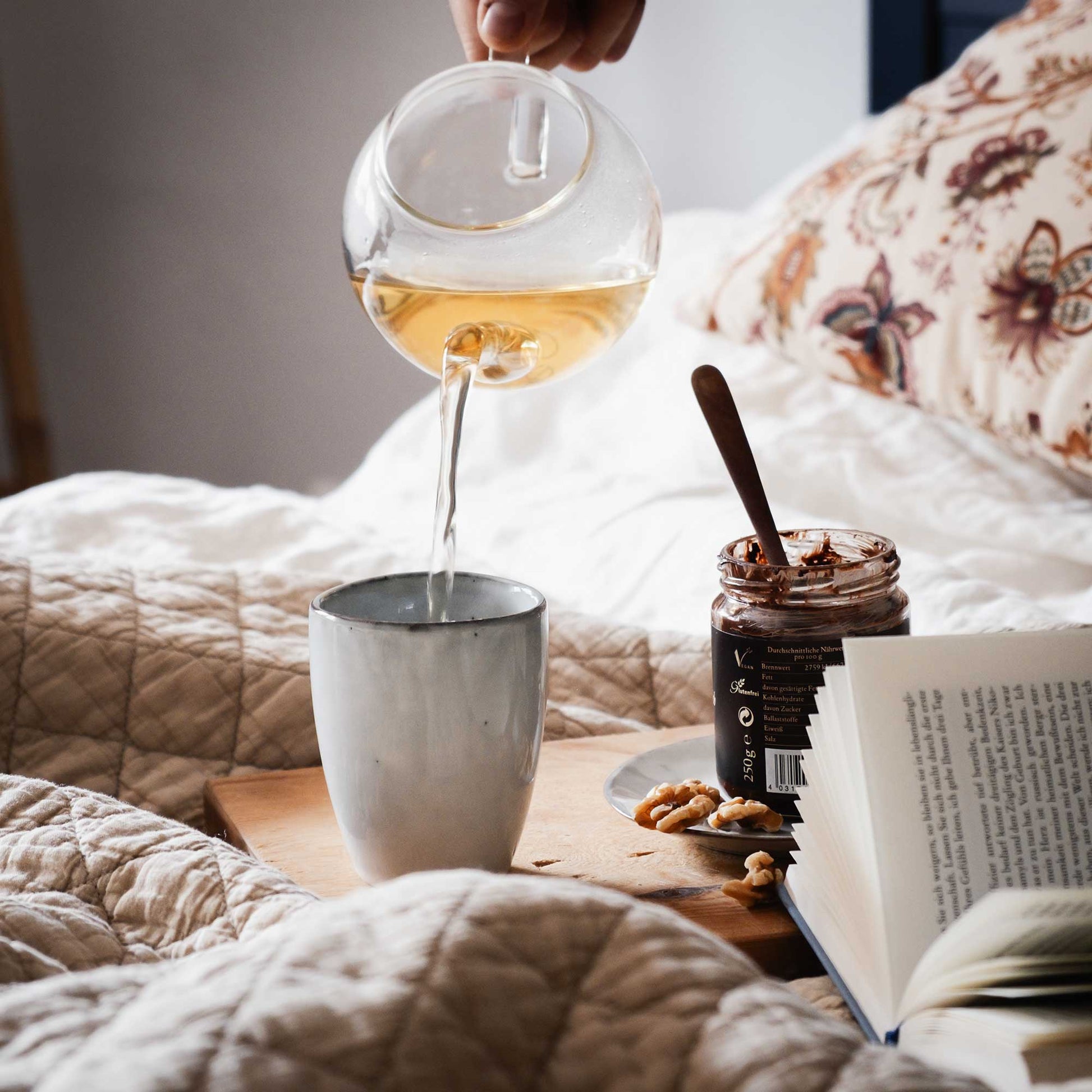 In diesem Bild sieht man wie der Gewürztee aus einer orientalischen Teekanne in eine Tasse gegossen wird.
