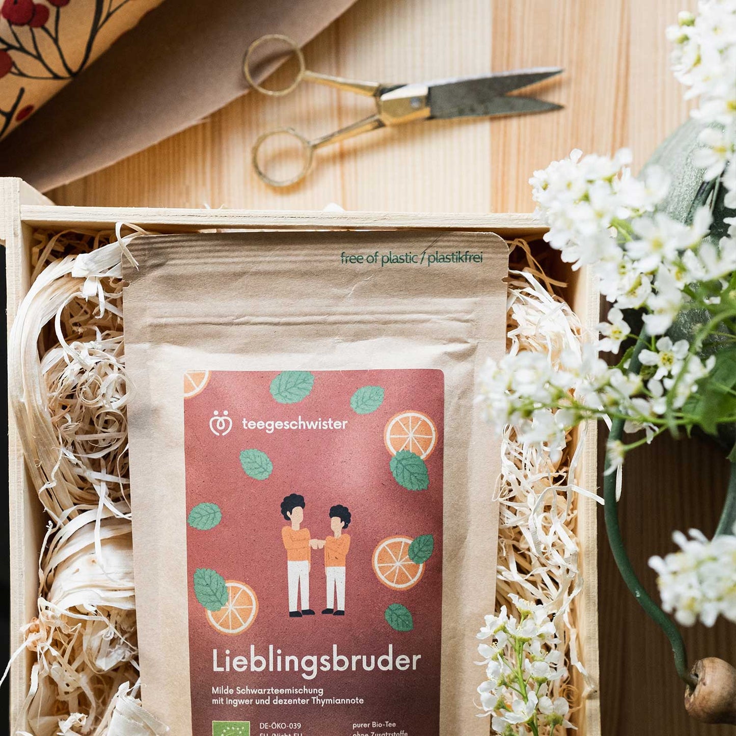 Auf diesem Bild sieht man wie das Geschenk für den Bruder eingepackt wird.