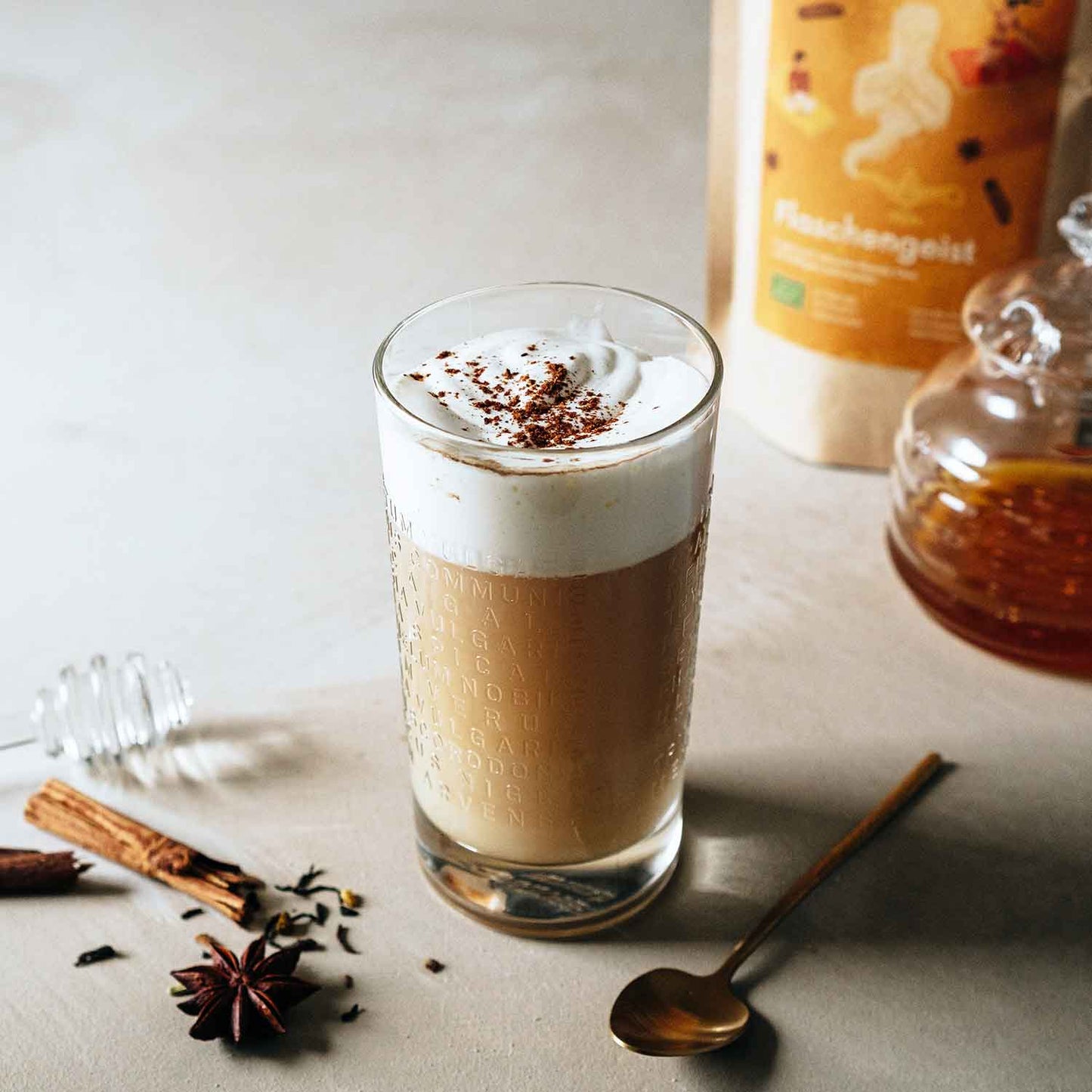 Auf diesem Bild sieht man ein mit dem orientalischen Gewürztee zubereiteten Chai Tee.