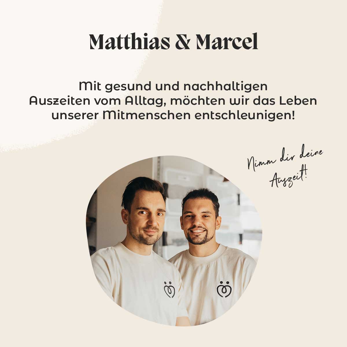 Auf diesem Bild werden die Gründer des Tee Versandhandel Matthias und Marcel dargestellt.