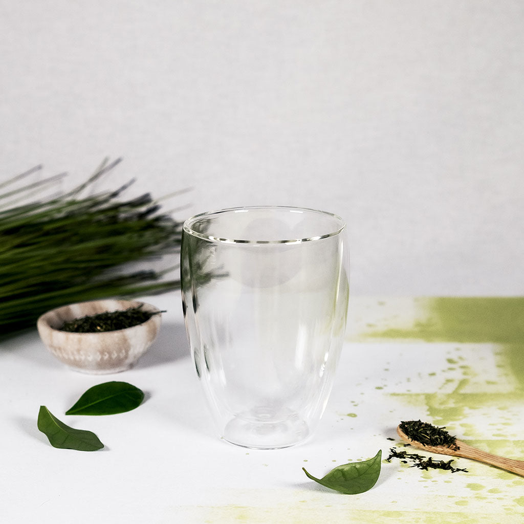 Auf diesem Bild sieht man das doppelwandige Teeglas ohne Inhalt auf weißem Hintergrund.