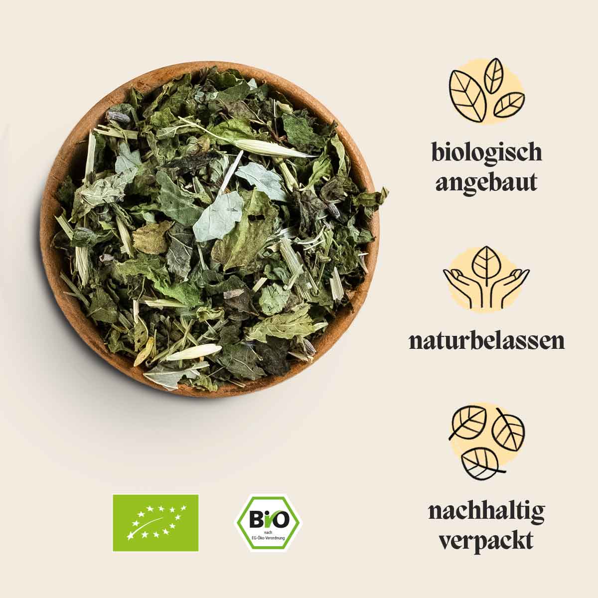 In diesem Bild sieht man die Bio Kräutertee Mischung des Gute Nacht Tees mit Zutaten wie  aus Melisse, Hopfen, Hafergras und Lavendel.